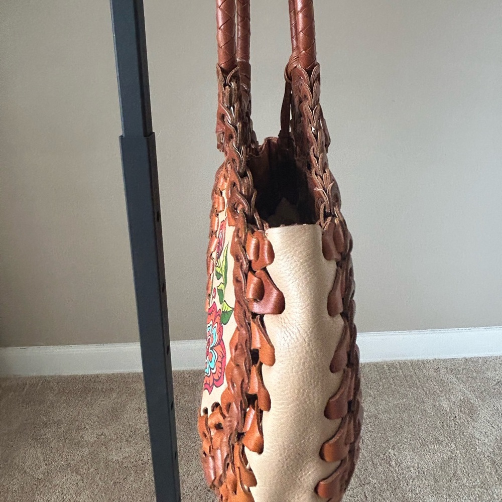 Isabella Fiore Flower Child Marc Bag - Picture 3 of 13